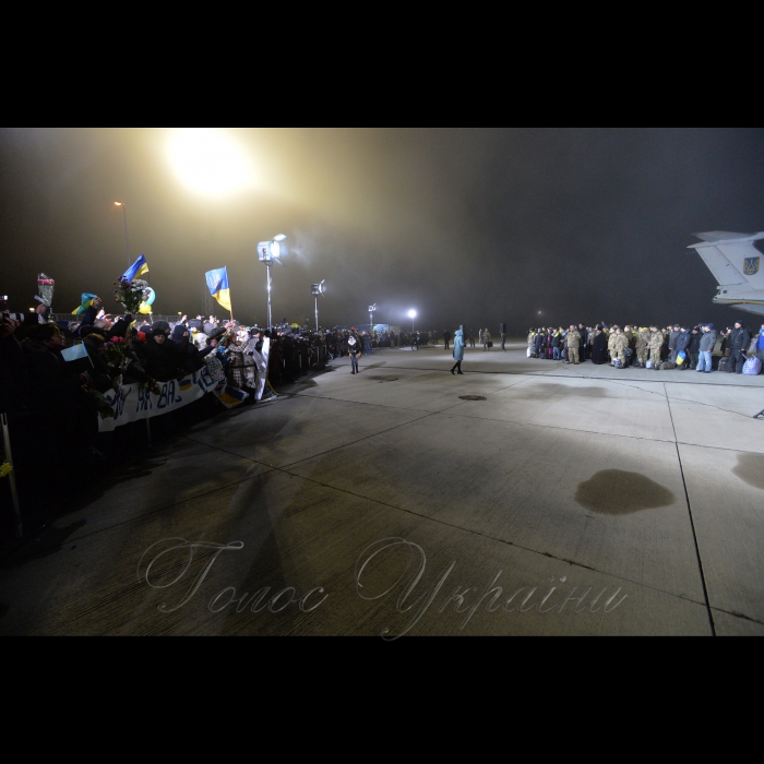 Зустріч звільнених з ворожого полону українських військових в аеропорту Бориспіль за участю членів родин та Президента Петра Порошенка 