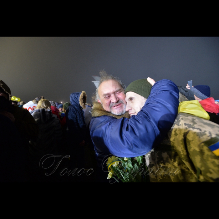 Зустріч звільнених з ворожого полону українських військових в аеропорту Бориспіль за участю членів родин та Президента Петра Порошенка 