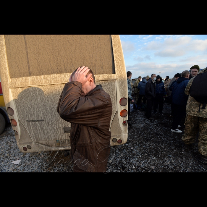 28 грудня 2017 73 українських військових та цивільних, яких у середу звільнили під час обміну на Донбасі, прибули до аеропорту 