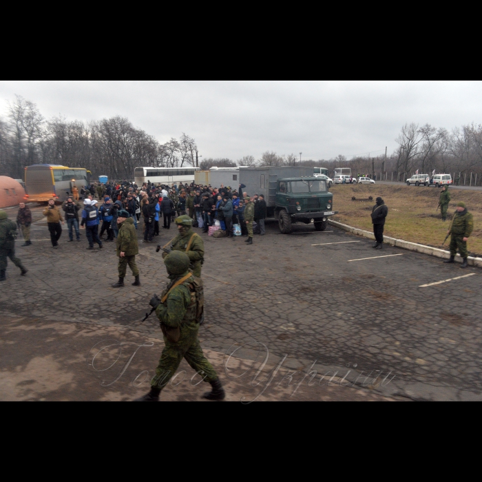 28 грудня 2017 73 українських військових та цивільних, яких у середу звільнили під час обміну на Донбасі, прибули до аеропорту 