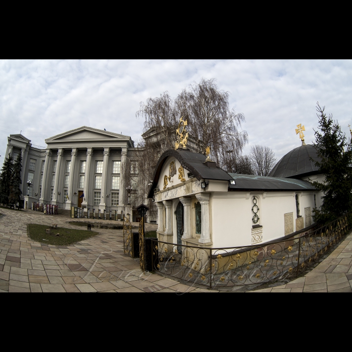Незаконна каплиця УПЦ МП -
 Десятинного чоловічого монастиря Пресвятої Богородиці  на території Національного музею історії України. 
