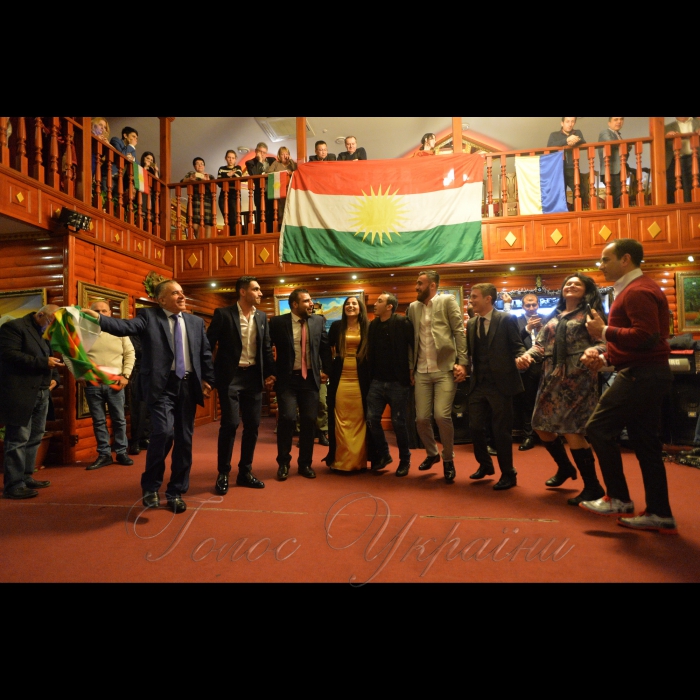 Курди святкують Навруз.
Курди відомі тим, що вони є найбільшою етнічною групою, яка не має власної держави. Близько 25-35 мільйонів курдів проживають на території Туреччини, Ірану, Іраку, Сирії та Вірменії. Це один з найдавніших народів регіону, що нараховує понад 40 млн. осіб і вже 200 років веде безперервну боротьбу за незалежність.
Найбільше свято у курдів – це 21 березня, Навруз. До цього свята вони проводять великі концерти.
За переписом 2001 року в Україні визнали себе курдами 2088 осіб. З них 1173 визнали рідною мовою курдську, 396 – російську, 236 – українську мову.
За різними даними в Україні мешкає близько двадцяти  тисяч курдів.
На фото: київська громада курдів святкує Навруз - свято нового року за астрономічним сонячним календарем у іранських і тюркських народів.