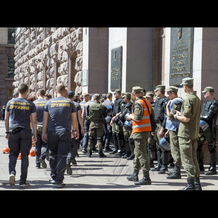 Біля будівлі КМДА відбулася акція протесту проти будівництва торгового центру і збереження історичної знахідки на поштовій площі у Києві