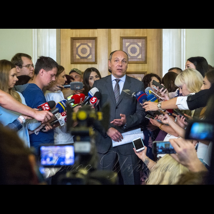 Голова Верховної Ради Андрій Парубій поспілкувався з пресою і пообіцяв, що кулуари парламенту не закриватимуть для парламентських журналістів