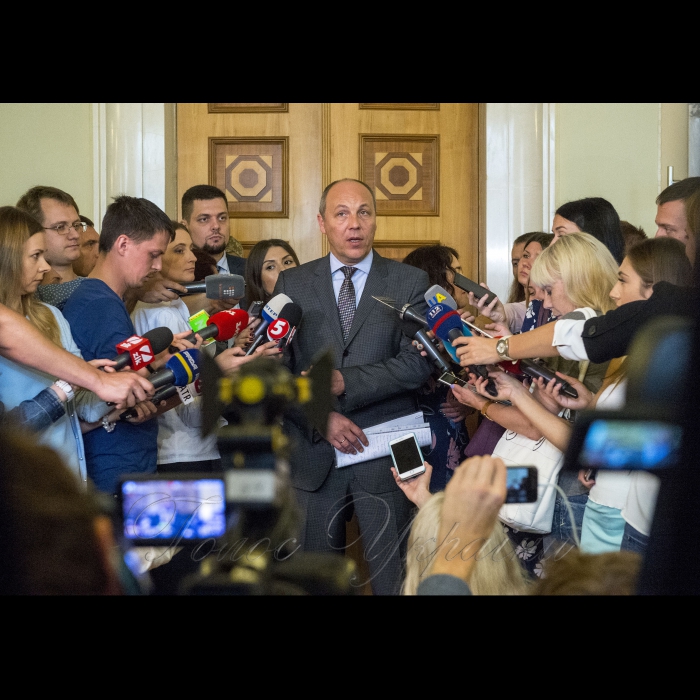 Голова Верховної Ради Андрій Парубій поспілкувався з пресою і пообіцяв, що кулуари парламенту не закриватимуть для парламентських журналістів