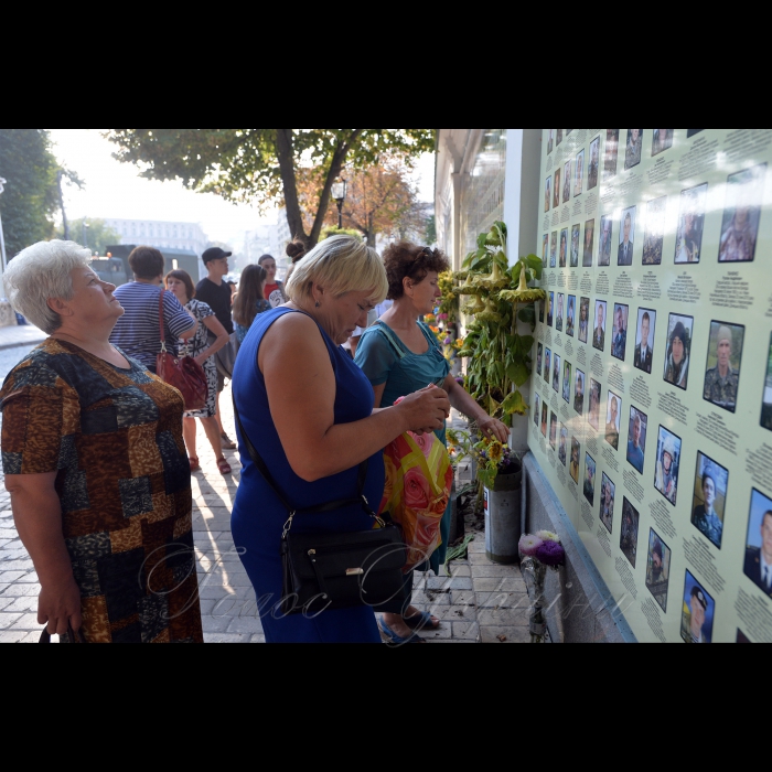 28 серпня 2018 Київ. Люди прийшли пом’янути загиблих у АТО рідних напередодні Дня пам’яті на Михайлівську площу до стіни пам’яті.