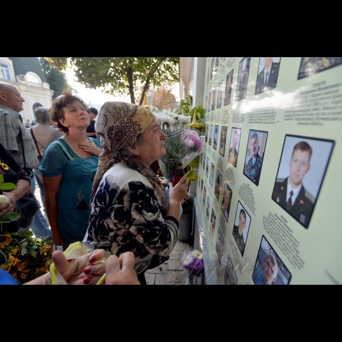 28 серпня 2018 Київ. Люди прийшли пом’янути загиблих у АТО рідних напередодні Дня пам’яті на Михайлівську площу до стіни пам’яті.
