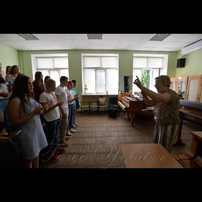 30 серпня 2018 Київський інститут музики ім. Р.М. Глієра сьогодні - це сучасний вищий музичний навчальний заклад, який готує фахівців І-ІV освітньо-кваліфікаційного рівня 
На фото: першокурсники  виконують гімн студентів «Гаудеамус».