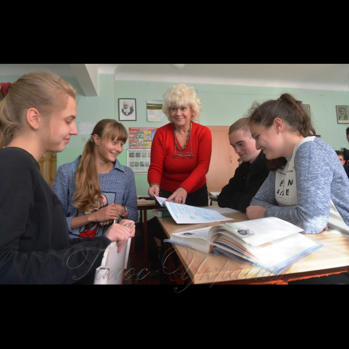 4 жовтня 2018 Київ, школа №27, 11-а клас, вчителька, класна керівниця Олена Гоменюк з дітьми.