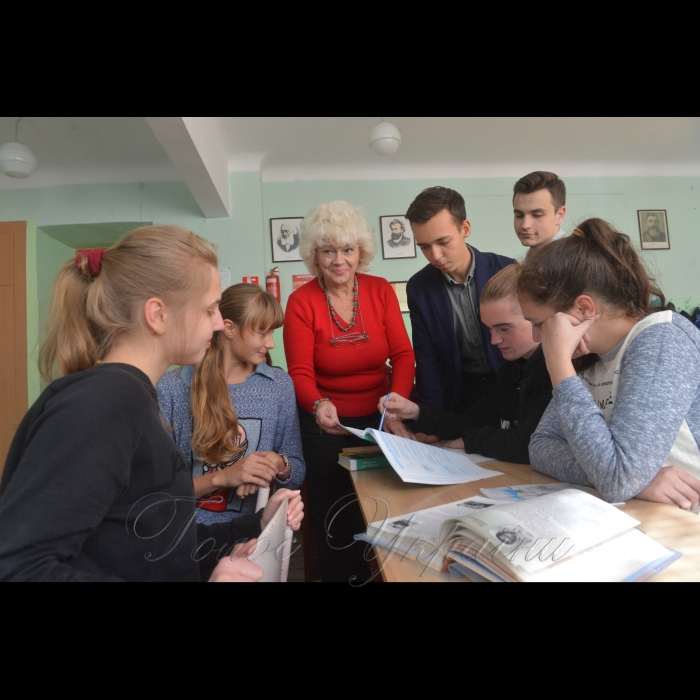4 жовтня 2018 Київ, школа №27, 11-а клас, вчителька, класна керівниця Олена Гоменюк з дітьми.