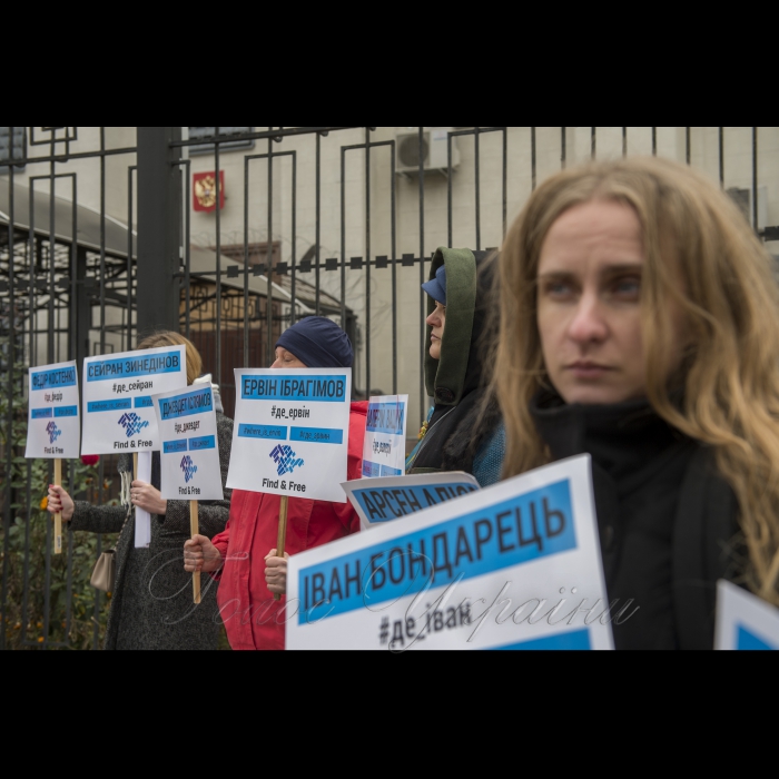 Біля Посольства РФ у Києві відбулася акція активістів ГО КримSOS: 