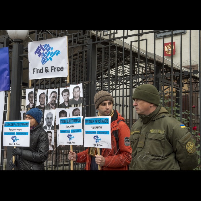 26 жовтня 2018 біля Посольства РФ у Києві відбулася акція активістів ГО КримSOS: 