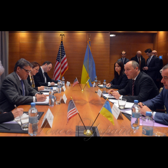 12 листопада 2018 зустріч Голови  Верховної Ради України Андрія Парубія з міністром енергетики США Ріккі Перрі.
