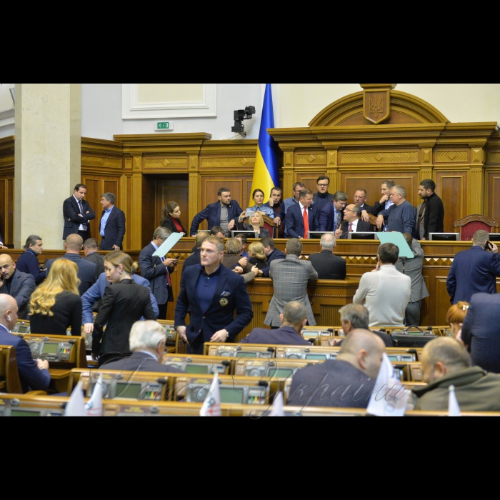 26 листопада 2018 позачергове засідання Верховної Ради України щодо введення воєнного стану.
