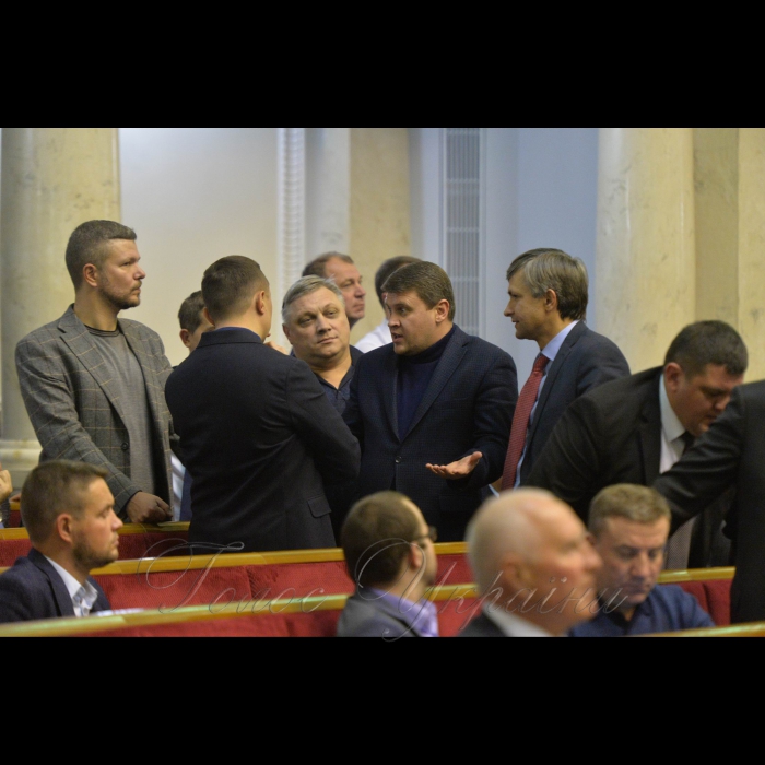 Позачергове засідання Верховної Ради України щодо введення воєнного стану.
Вечірне засідання.
