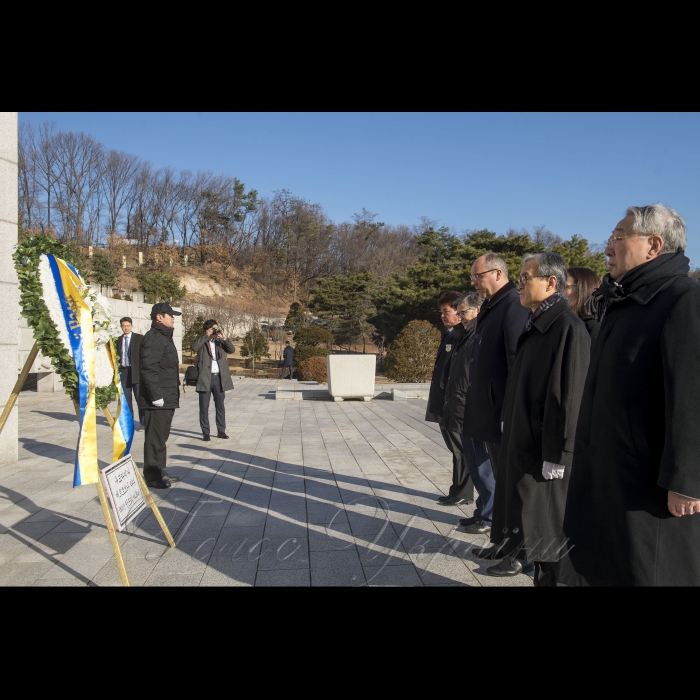 12 грудня 2018 офіційний візит Голови Верховної Ради України Андрія Парубія до Республіки Корея.
Церемонія покладання квітів до Меморіалу жертв «Революції 19 квітня 1960 року», огляд експозиції Музею.