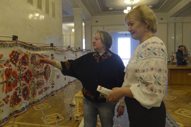 26 лютого 2019 у кулуарах Верховної Ради представлено Рушник Національної Єдності та колекцію вишиванок в експозиції «Весна іде».