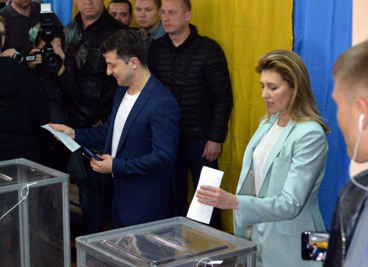 21 квітня 2019 вибори президента України. 2-й тур. Голосує кандидат у президенти Володимир Зеленський та його дружина Олена.