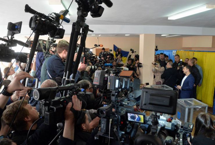 21 квітня 2019 вибори президента України. 2-й тур. Голосує кандидат у президенти Володимир Зеленський та його дружина Олена.