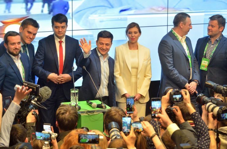 21 квітня 2019 штаб Володимира Зеленського, який за результатами екзит-пулу перемагає у 2-му турі президентських виборів.