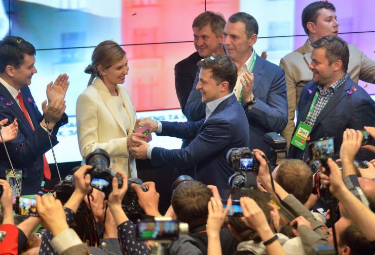 21 квітня 2019 штаб Володимира Зеленського, який за результатами екзит-пулу перемагає у 2-му турі президентських виборів.