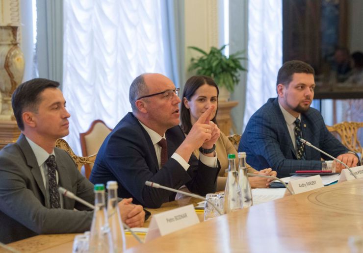 25 квітня 2019 зустріч Голови Верховної Ради України Андрія Парубія з колишнім Президентом Європейського парламенту Петом Коксом.