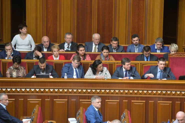 26 квітня 2019 пленарне засідання Верховної Ради України.
Головуючий надав слово для заяви від фракцій політичної партії 