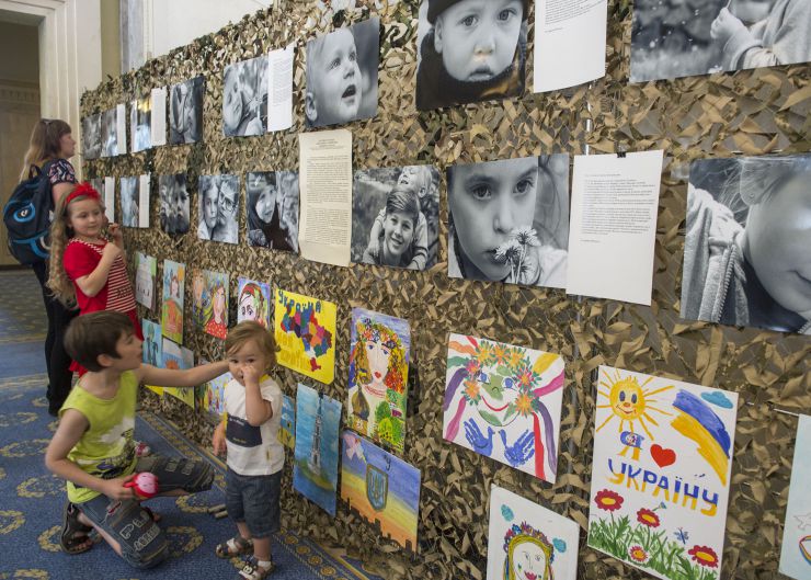 Відкриття тематичної експозиції малюнків та світлин дітей переселенців з Донецької та Луганської областей до Міжнародного дня захисту дітей