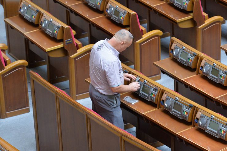 Працівники апарату ВР України готують зал ВР до першого засідання ВР нового скликання 29 серпня