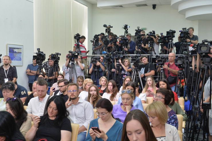 Прес-конференція звільненого журналіста Романа Сущенка.