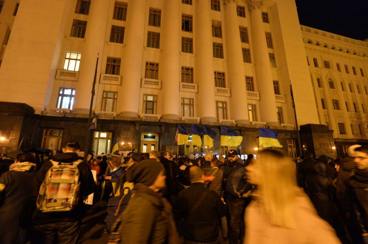Київ, мітинг, акція протесту біля Офісу Президента проти розведення військ в Золотому