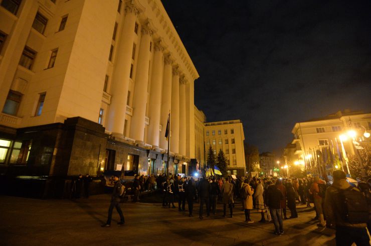 Київ, акція протесту біля Офісу Президента проти розведення військ в Золотому
