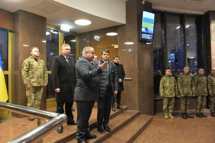 Голова Верховної Ради України Дмитро Разумков побував у меморіальному комплексі «Зала памяті» на території Міністерства оборони України.