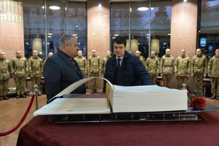 Голова Верховної Ради України Дмитро Разумков побував у меморіальному комплексі «Зала памяті» на території Міністерства оборони України.