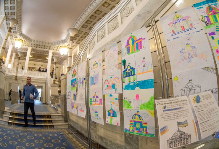 У кулуарах Верховної Ради розгорнуто експозицію малюнків «Парламент очима дітей»

