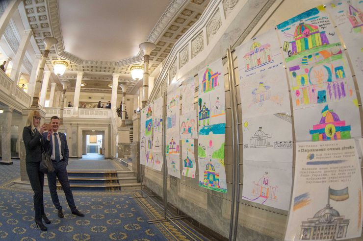 У кулуарах Верховної Ради розгорнуто експозицію малюнків «Парламент очима дітей»

