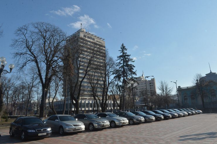 Верховна Рада України передає у тимчасове користування медичним закладам Києва, які визначені як госпітальна база для боротьби з COVID-2019, ще 25 автомобілів зі свого автопарку для забезпечення службових потреб лікарів та медичного персоналу. 