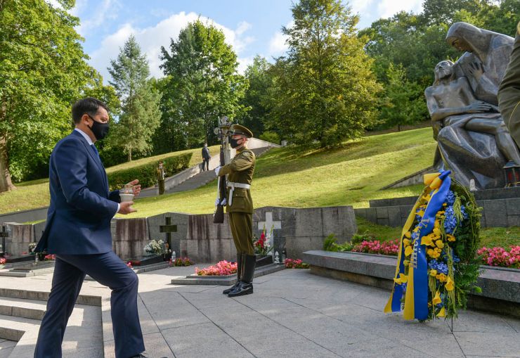 Участь Голови Верховної Ради України Дмитра Разумкова в урочистій церемонії покладання вінків до Меморіалу полеглим у боротьбі за незалежність Литви на цвинтарі Антакалніо.