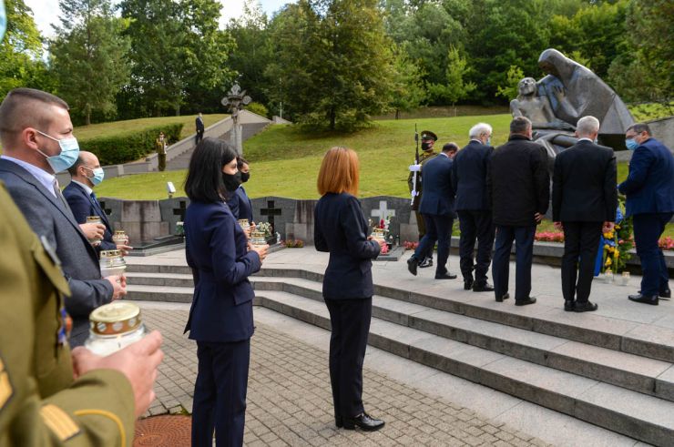 Участь Голови Верховної Ради України Дмитра Разумкова в урочистій церемонії покладання вінків до Меморіалу полеглим у боротьбі за незалежність Литви на цвинтарі Антакалніо.