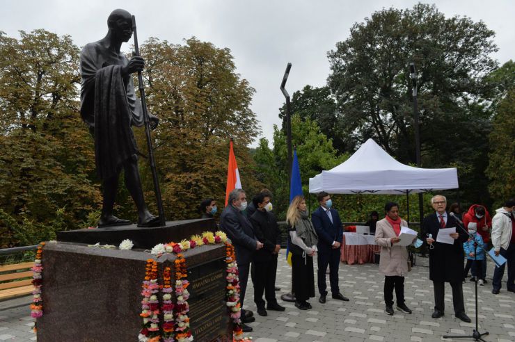 Открытие бронзового памятника Махатме Ганди в Ботаническом саду имени А.В. Фомина, Киев