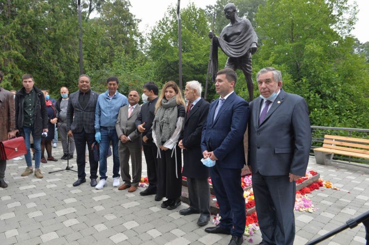 Открытие бронзового памятника Махатме Ганди в Ботаническом саду имени А.В. Фомина, Киев