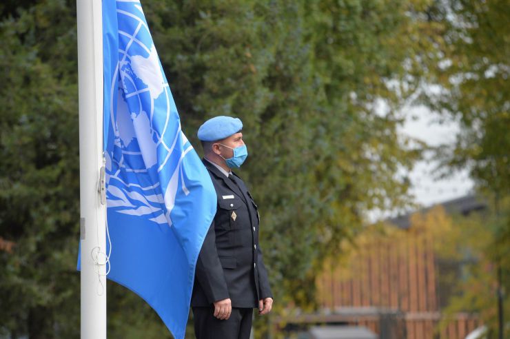По случаю 75-й годовщины основания Организации Объединенных Наций состоялась торжественная церемония поднятия флага ООН возле Памятного камня ООН в Наводницком парке