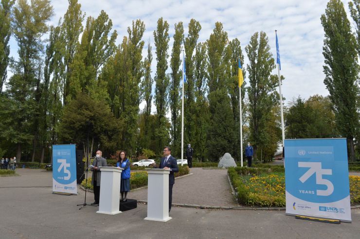 По случаю 75-й годовщины основания Организации Объединенных Наций состоялась торжественная церемония поднятия флага ООН возле Памятного камня ООН в Наводницком парке