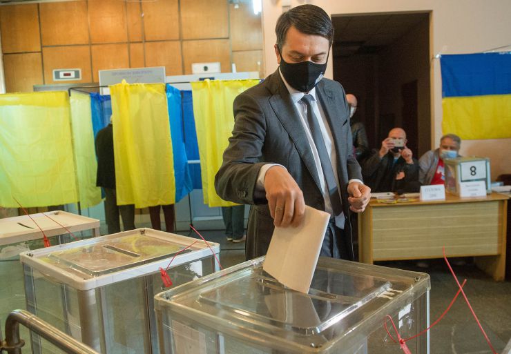 Председатель Верховной Рады Украины Дмитрий Разумков принял участие в голосовании на местных выборах в Киеве. Избирательный участок № 800982.