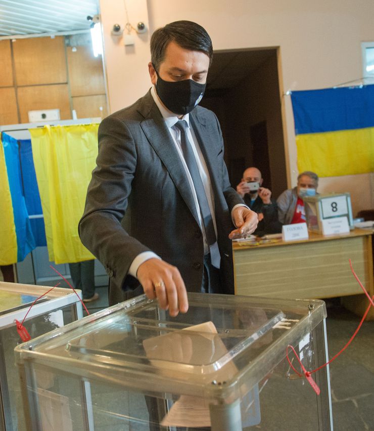 Председатель Верховной Рады Украины Дмитрий Разумков принял участие в голосовании на местных выборах в Киеве. Избирательный участок № 800982.