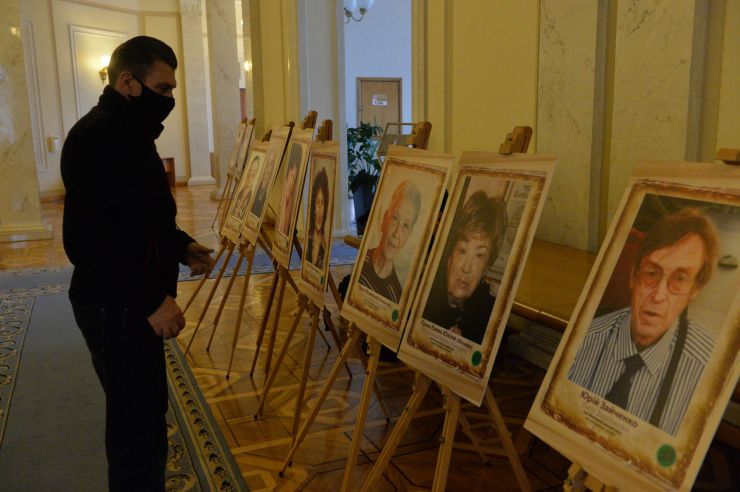 В ВР Украины проходит выставка «История сквозь лицо» благотворительного фонда «Ради тебя» о праведниках мира.