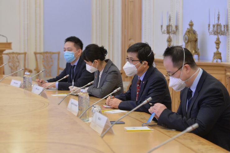 
Председатель Верховной Рады Украины Дмитрий Разумков провел встречу с Чрезвычайным и Полномочным Послом Китайской Народной Республики в Украине Фань Сяньжуном.