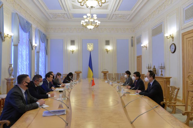 
Председатель Верховной Рады Украины Дмитрий Разумков провел встречу с Чрезвычайным и Полномочным Послом Китайской Народной Республики в Украине Фань Сяньжуном.