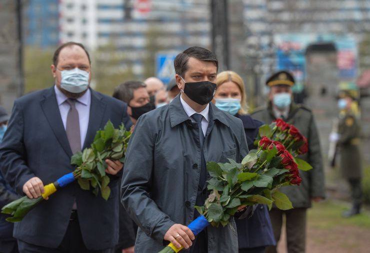 Голова Верховної Ради України Дмитро Разумков взяв участь у церемонії покладання квітів до пам'ятного знаку 