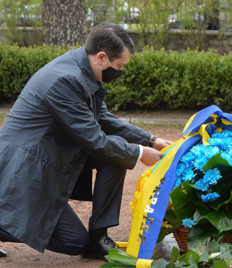 Голова Верховної Ради України Дмитро Разумков взяв участь у церемонії покладання квітів до пам'ятного знаку 